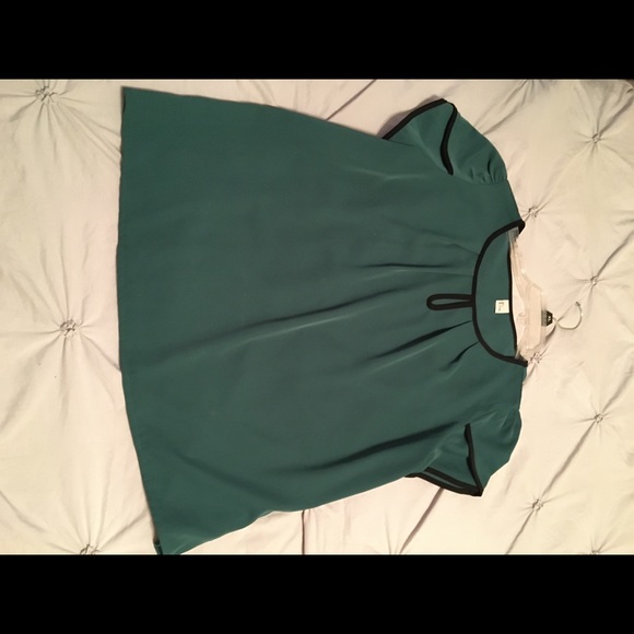 Green blouse trimmed in black - Picture 1 of 5